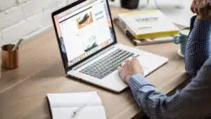 Pessoa navegando na internet mãos