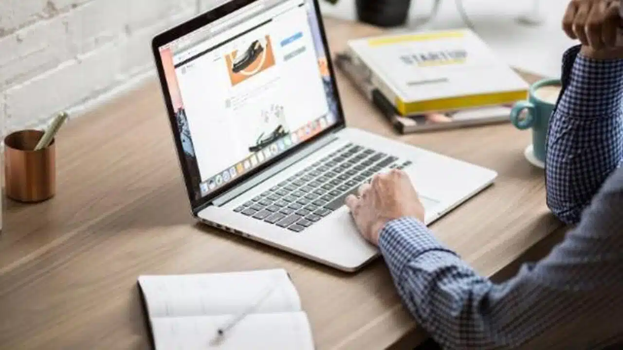 Pessoa navegando na internet mãos